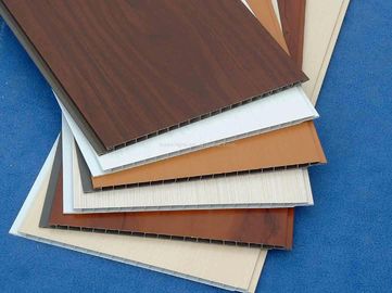 Phào chỉ trần nhà treo trong phòng, vân gỗ, tấm ốp tường PVC
