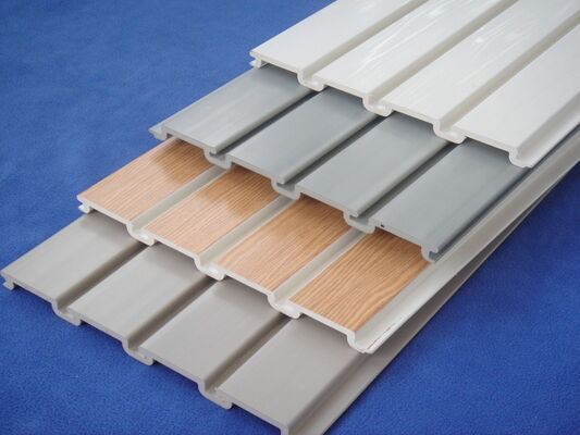 Chất lượng Tấm PVC Slatwall Chống Thấm Nước Bề Mặt Mịn Dễ Lắp Đặt Cho Nhà Kho Và Trưng Bày Cửa Hàng nhà máy