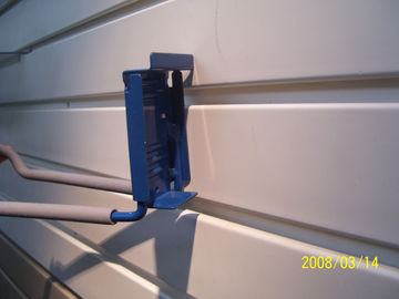 Giá tốt. Trang trí Wpc nhựa Garage Slatwall Bảng điều khiển Cửa hàng Hiển thị giỏ kim loại trực tuyến
